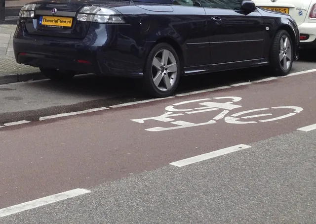 Fietssymbool op het wegdek dat laat zien dat de strook voor fietsers bedoeld is