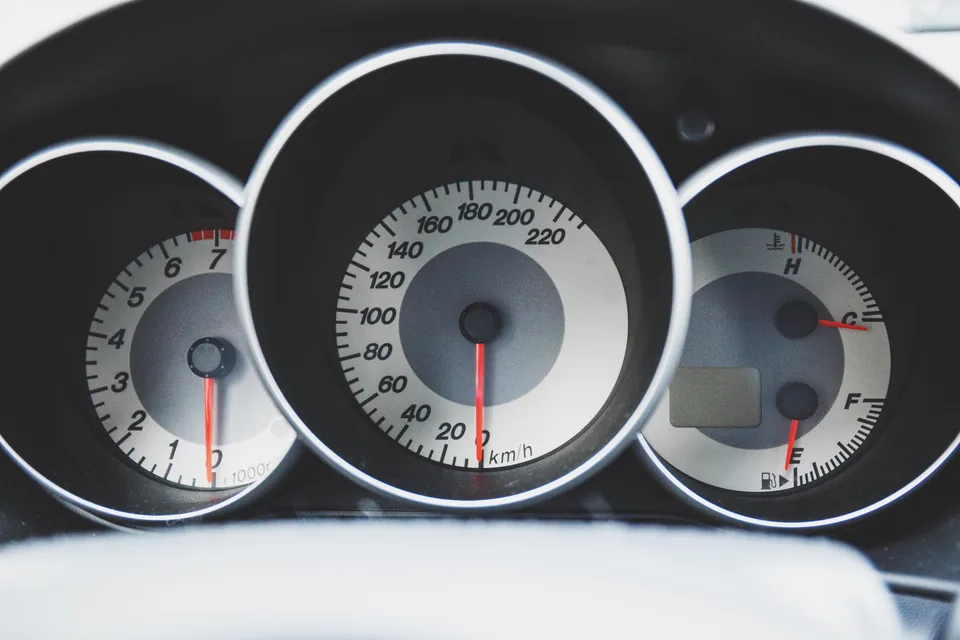 Snelheidsmeter en temperatuur- en brandstofmeter als praktijkvoorbeeld voor dashboardlampjes en waarschuwingssignalen