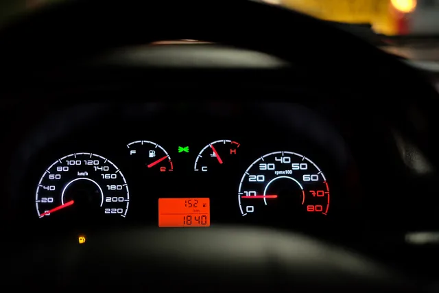Dashboard met brandende controlelampjes als uitleg voor dashboardlampjes en waarschuwingssignalen