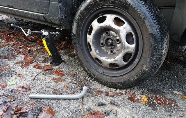 Wielwissel langs de weg als uitleg voor banden, remmen en grip