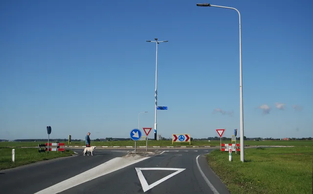 Rotonde met haaientanden en voorrangsborden als uitleg voor voorrang op een rotonde