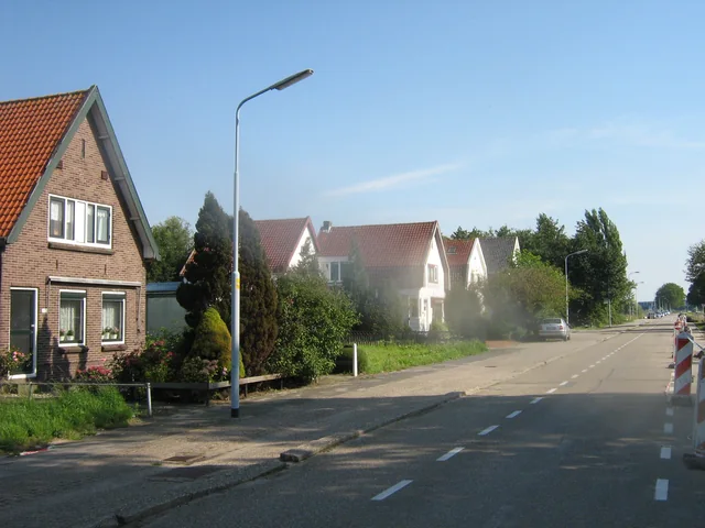Weg met fietsstrook als uitlegbeeld voor rechtdoor op dezelfde weg