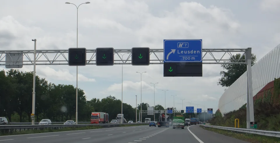 Snelweg met signalering en borden als uitleg voor anticiperen en vooruit kijken