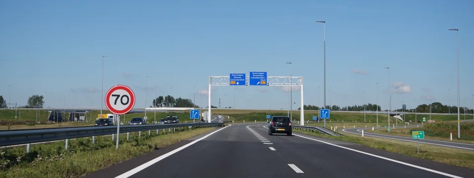 Weg met snelheidsbord als uitleg voor afstand houden en snelheid aanpassen