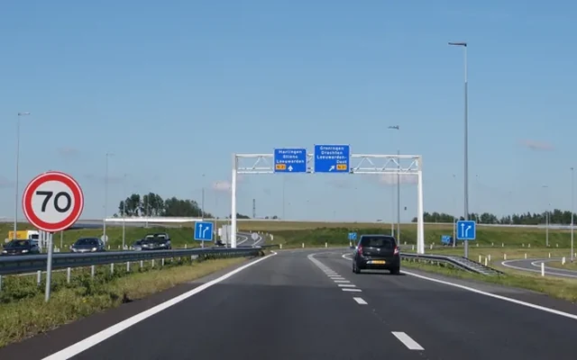 Open weg met voorligger als uitleg voor afstand houden en snelheid aanpassen