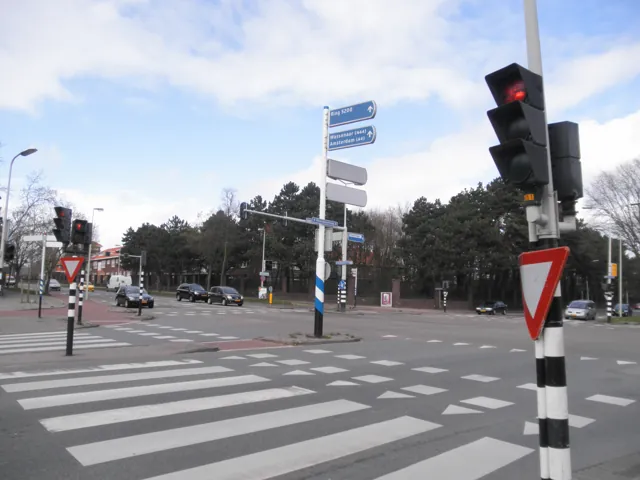 Druk kruispunt als uitleg voor aandacht en alertheid achter het stuur