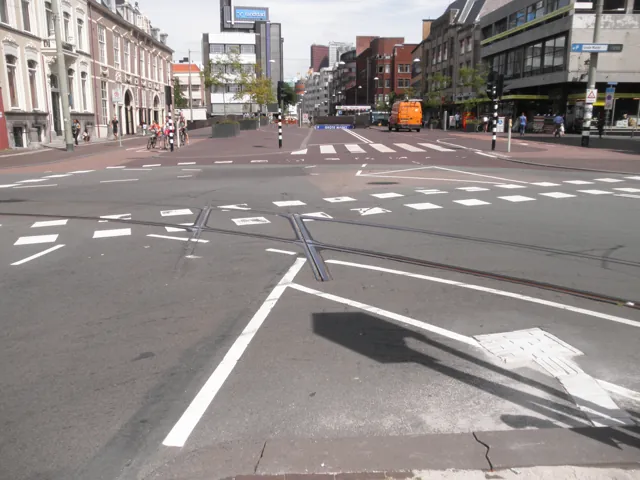 Bus en fietsers in stedelijk verkeer als uitleg voor sociaal rijgedrag