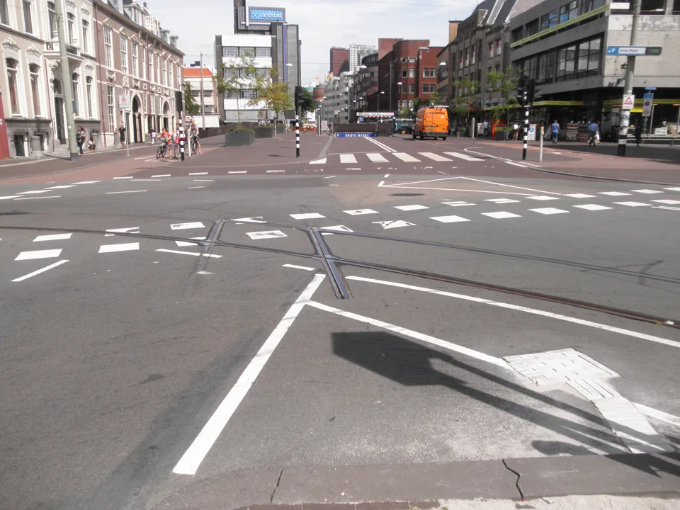 Bus en fietsers in stedelijk verkeer als uitleg voor sociaal rijgedrag
