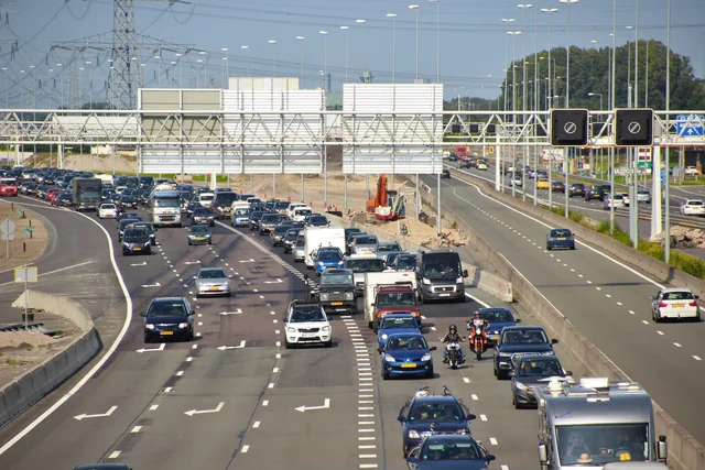 Druk verkeer op een meerstrooksweg als uitleg voor inhalen en wisselen van rijstrook