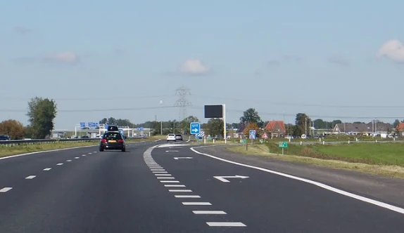 Uitvoegende rijstrook als uitleg voor bijzondere weggedeelten en drukke verkeerssituaties